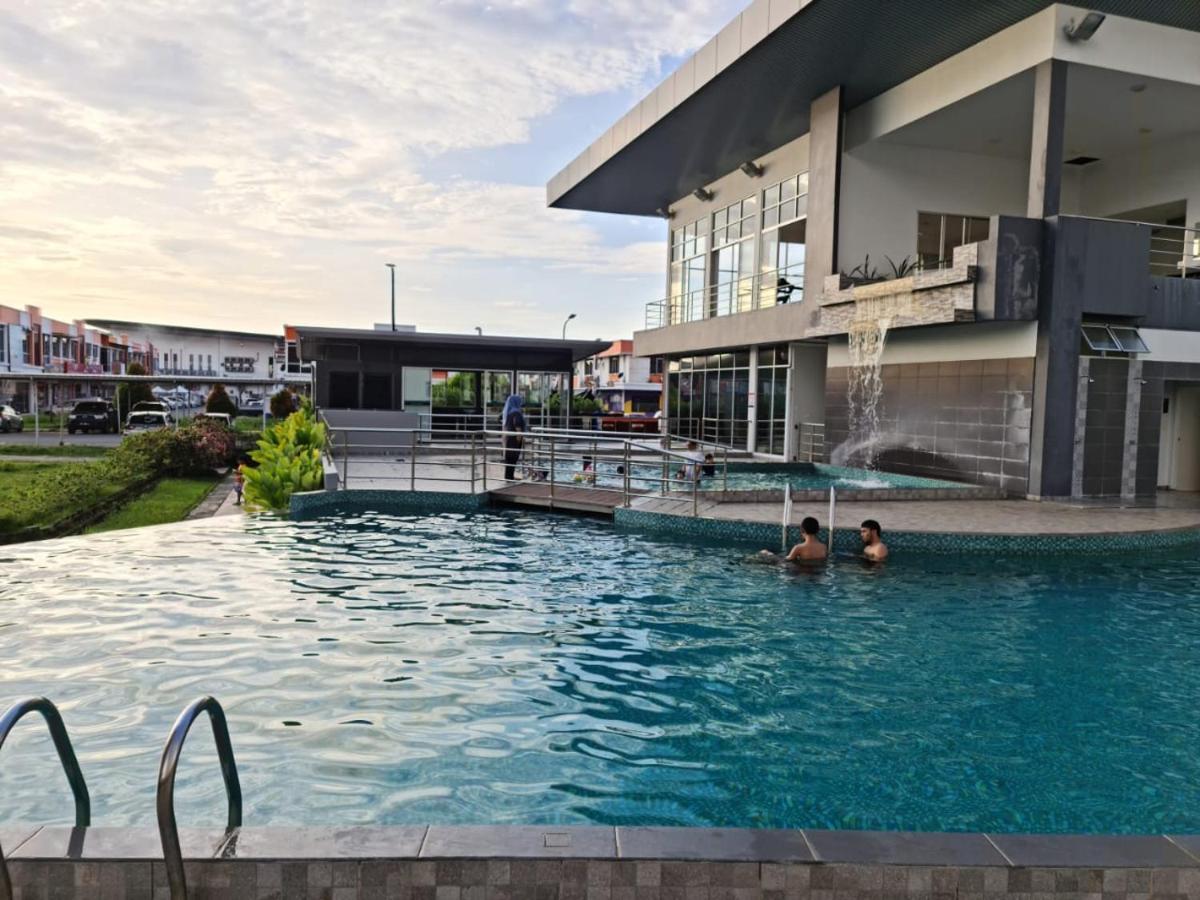 Rhr Deluxe Guesthouse Kinarut Papar Sabah - Pool View Zewnętrze zdjęcie